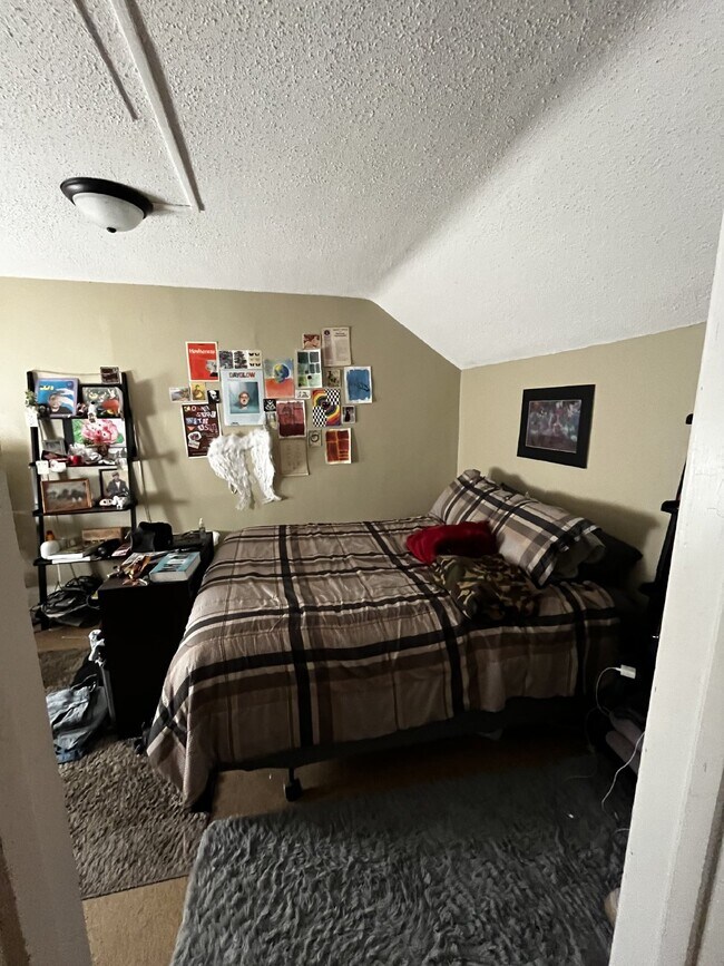 Building Photo - Huge 6 Bed 2 Bath close to UWEC