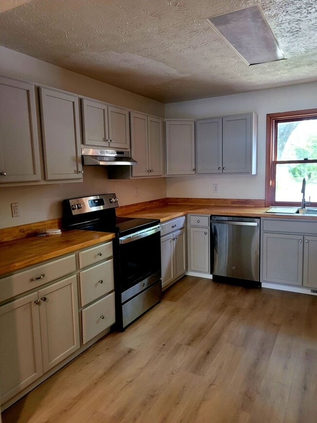 Building Photo - 4 bedroom Townhouse on Bloomington's South Side; Located in The Woodlands!