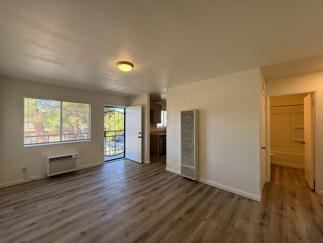 Building Photo - Palmdale 1 bedroom - Upstairs unit