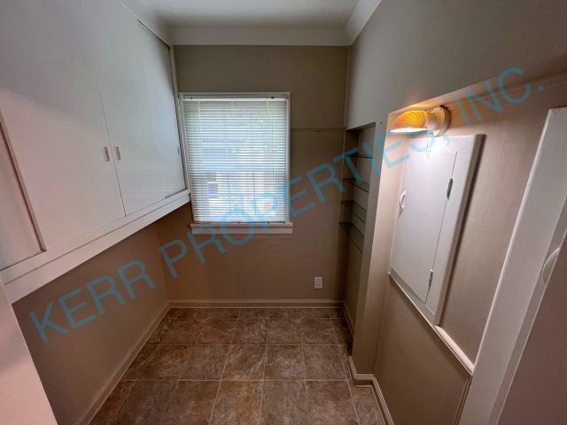 Building Photo - Charming 2-Bedroom Haven with Gleaming Har...