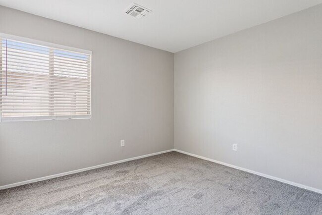 Building Photo - Nice 3 bedroom 2 bath