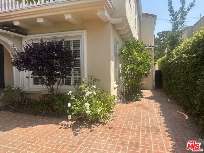 Building Photo - 320 S McCarty Dr