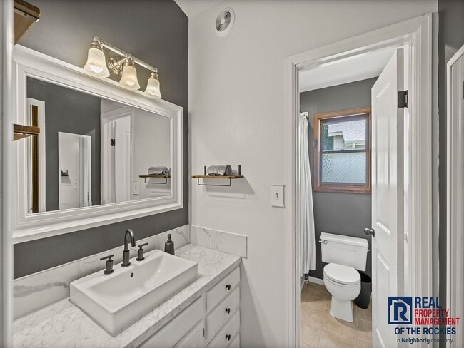 Building Photo - Beautiful 4 Bed 2 Bath Townhome with Lake Views!