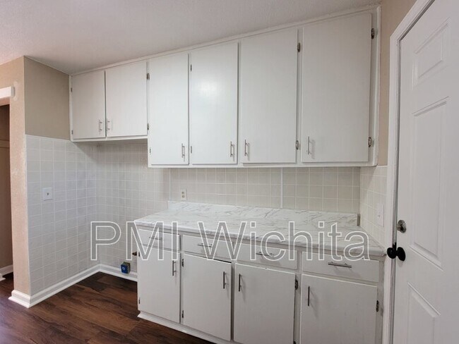 Building Photo - 2557 N Park Pl
