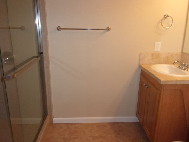 Building Photo - Popular West Oaks Condo