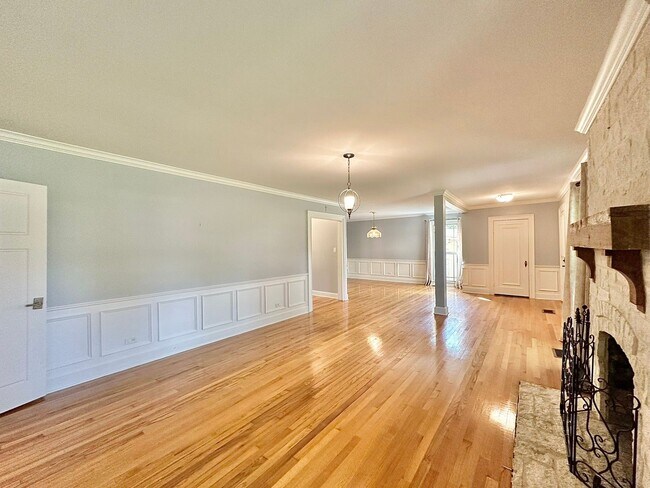 Building Photo - Spacious 4 Bedroom in the Heart of Tyler! Available Now!