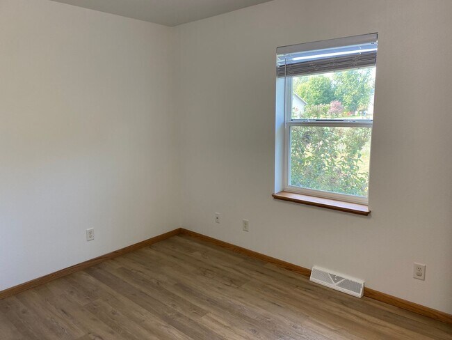 Building Photo - Beautiful 3 Bedroom Single Family Home in ...