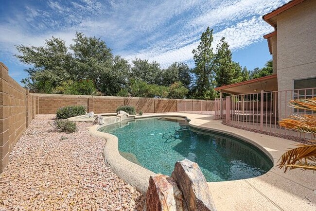 Building Photo - 5BD 3BA with Pool in West Chandler!