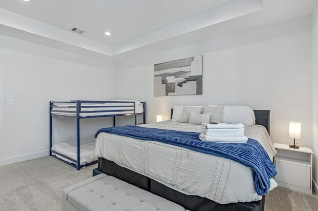 Building Photo - 3020 Live Oak St