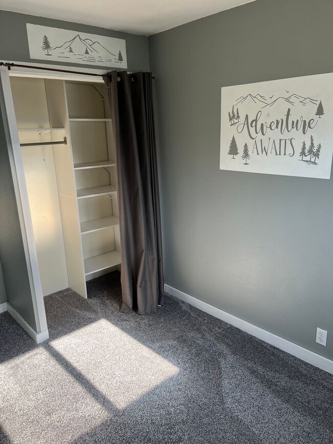 Building Photo - 3-bedroom 2 bath Corner Lot