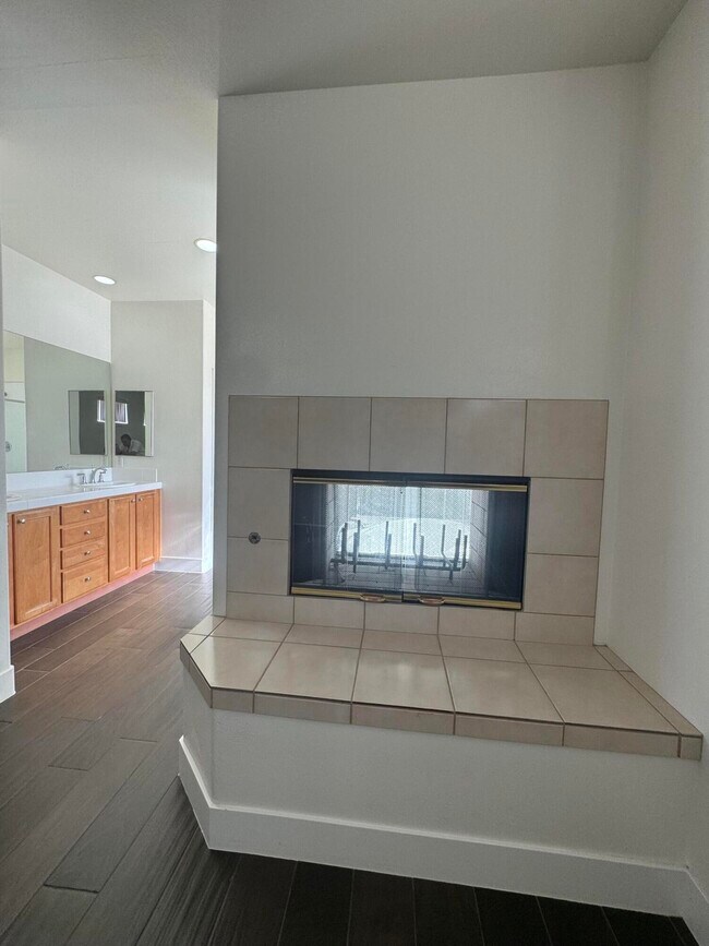 Building Photo - 74081 W Petunia Pl