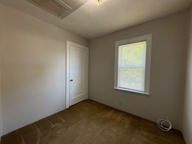 Building Photo - South End 3 Bed / 1 Bath