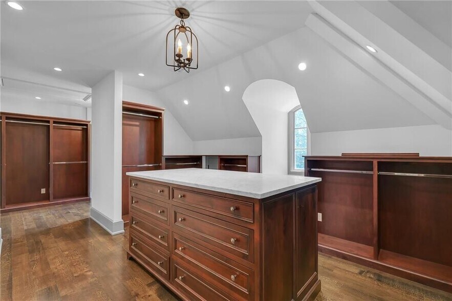 Building Photo - 425 Broadland Rd NW