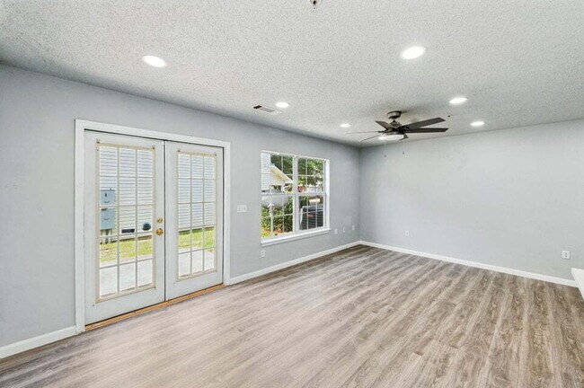 Building Photo - Charming 3-Bed, 2-Bath Townhome!