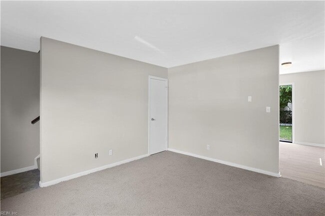 Building Photo - 2-Bedroom Duplex