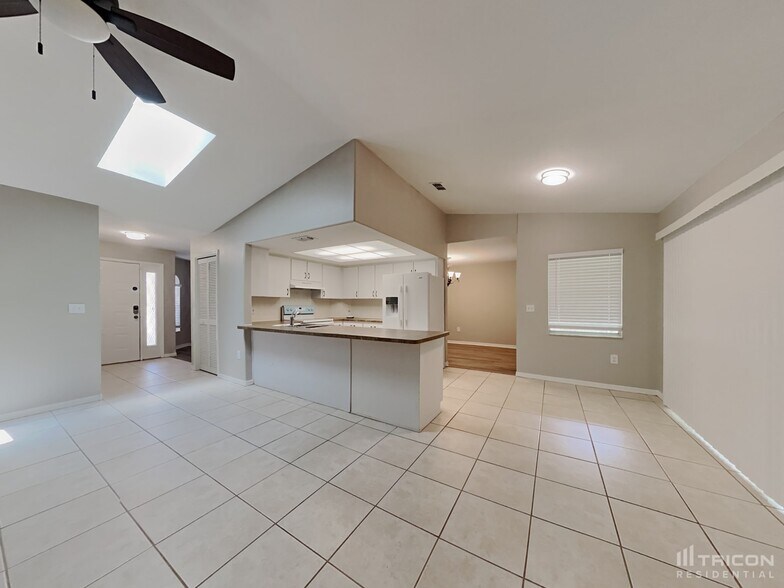Building Photo - 5913 Fall River Dr