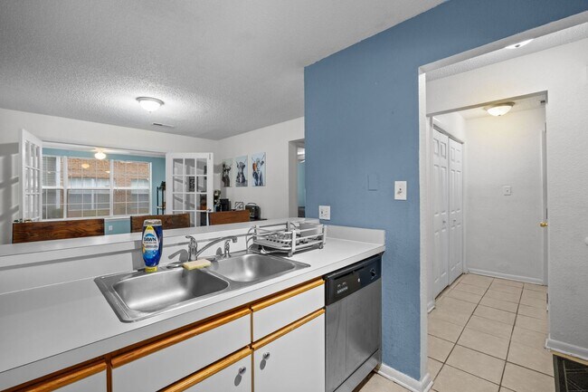 Building Photo - 5013 Thatcher Way