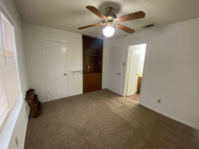 Building Photo - Cozy 2 bd/2.5 bath NW Austin Home