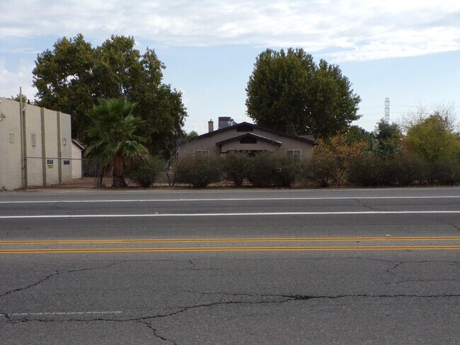 Building Photo - 6939 E Kings Canyon Rd