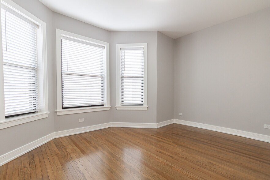 Building Photo - 3830 N Wilton Ave