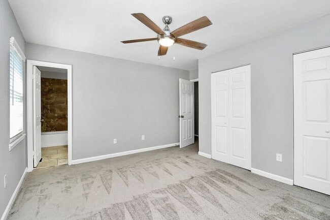 Building Photo - END UNIT 3BD/2.5BA Townhome in Lexington Commons