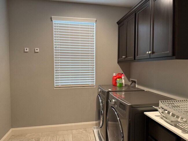 Building Photo - 4 Bed 3 Bath $75k in Upgrades!!!!