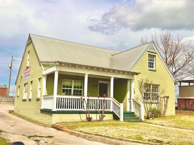 Primary Photo - 308 16th St E