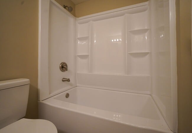 Building Photo - Remodeled 2 sty 4 bd, 2 1/2 ba 2 car gar fenced yd 6 ,9, or 12 mo lease