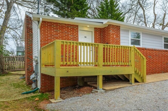 Building Photo - 5 Meadowbrook Dr W