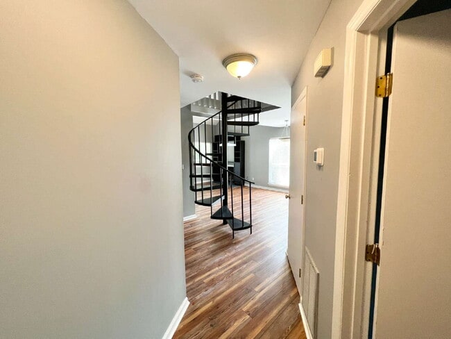 Building Photo - Freshly Updated Condo!