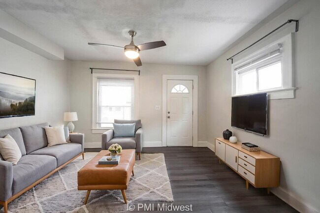 Building Photo - Charming 2-Bed, 2-Bath Duplex in Indianapolis