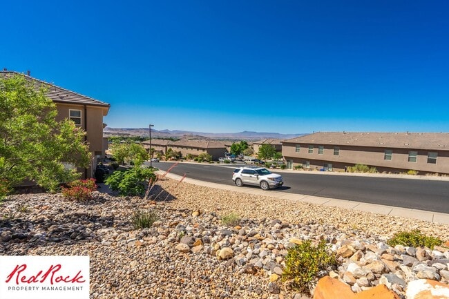 Building Photo - Lovely townhome with Community Pool!