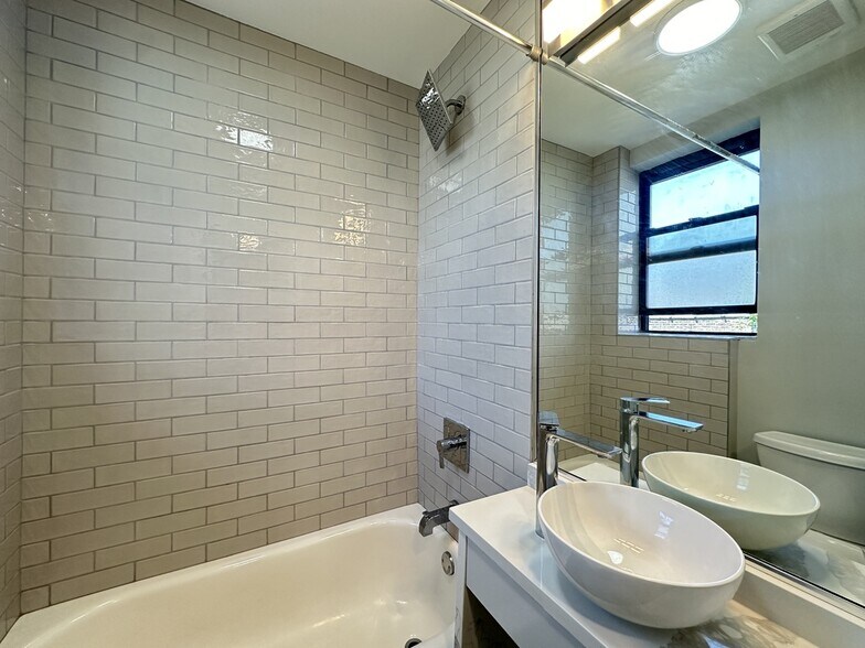 Building Photo - 553 W Belmont Ave