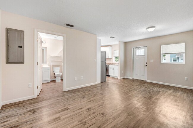 Building Photo - NEW YEAR MOVE IN SPECIAL! Charming 2 bedroom blending style and functionality