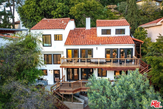 Building Photo - 3323 N Knoll Dr