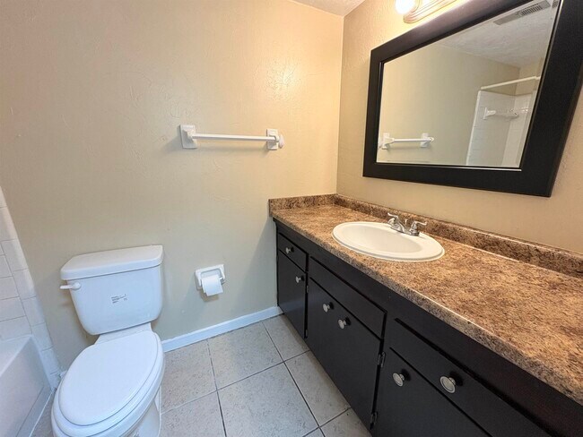 Building Photo - 1530 Live Oak Dr