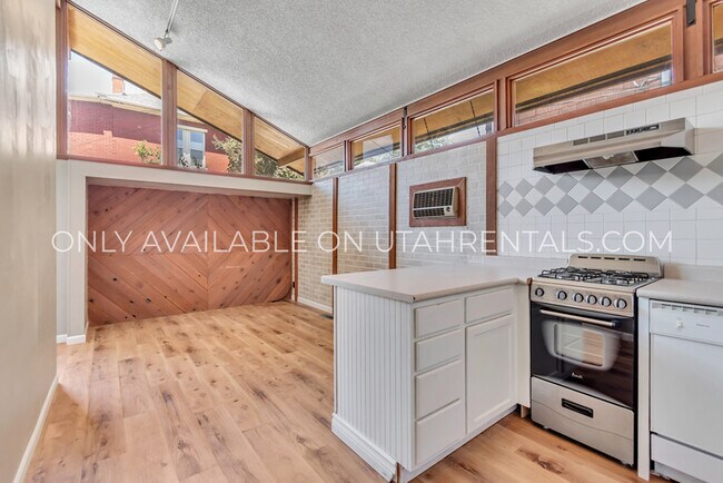 Building Photo - 1073 E 200 S
