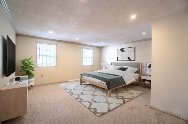 Building Photo - Spacious Duplex in the Heart of South Side...