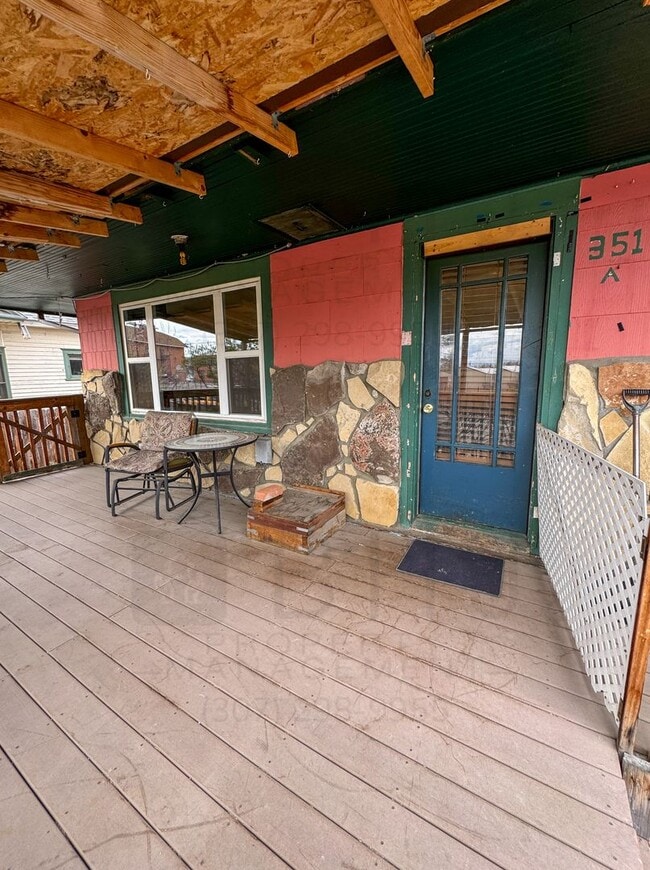 Building Photo - PET FRIENDLY 1 BEDROOM UNIT. INCLUDES UTILITIES AND STORAGE