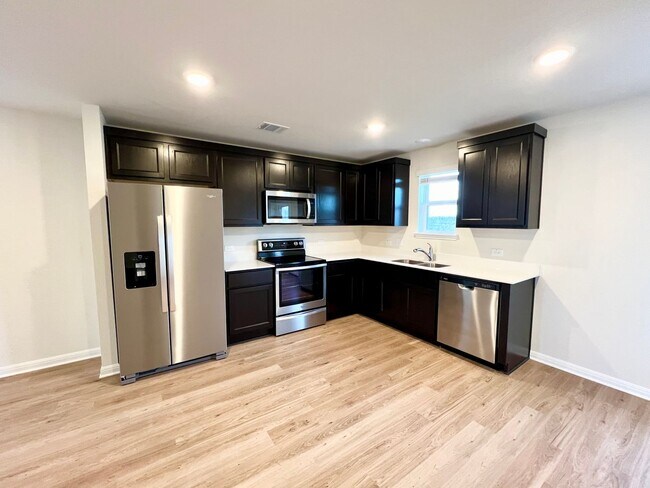 Building Photo - ~Move In Special~ 3 bedroom, 2 bath home for lease