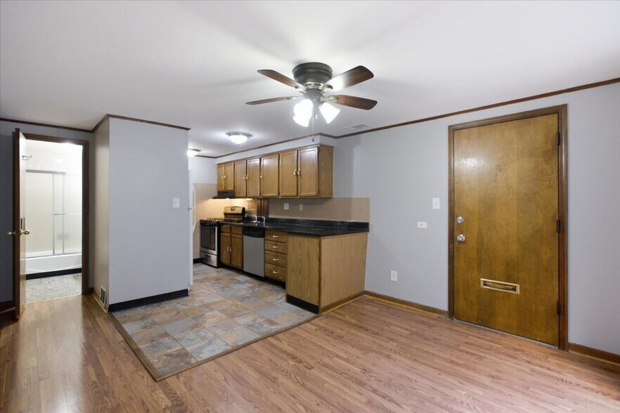 Building Photo - 1128 W Diversey Pkwy