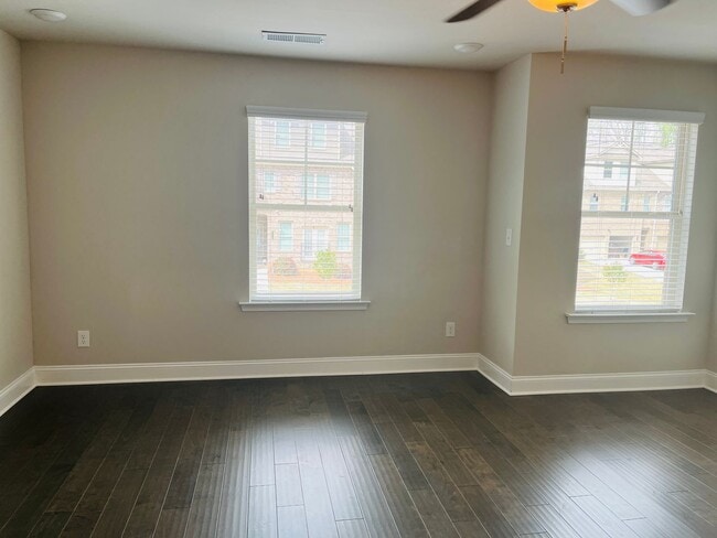 Building Photo - ***MOVE IN SPECIAL - $500 OFF 1ST MONTHS RENT WITH A MOVE IN DATE ON OR BEFORE 6/12.*** Wow! 4 be...
