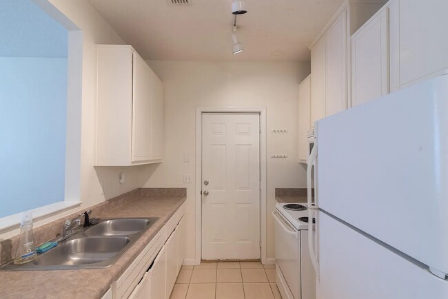 Building Photo - 3 Bed x 3 Bath with Garage!!!!