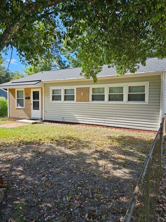Building Photo - Fully Renovated Hanahan Home!