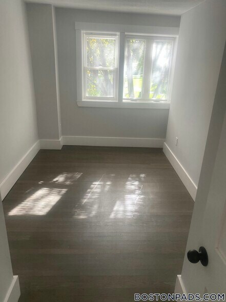 Building Photo - 118 Marginal St