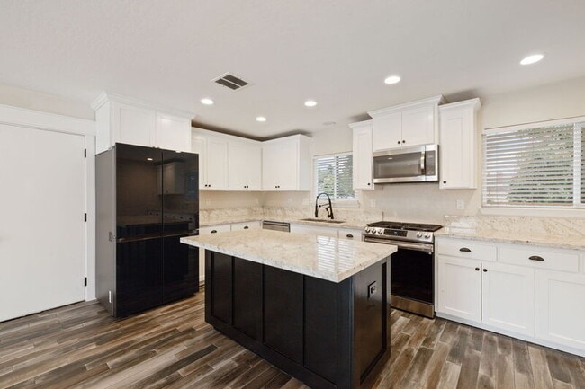 Building Photo - 1212 S Demaree St