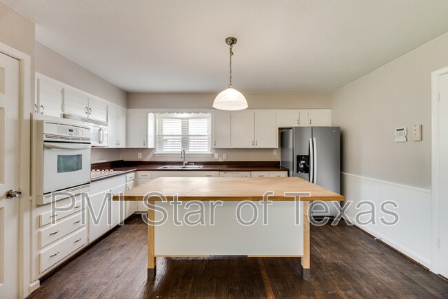Building Photo - 11643 Rogue Way