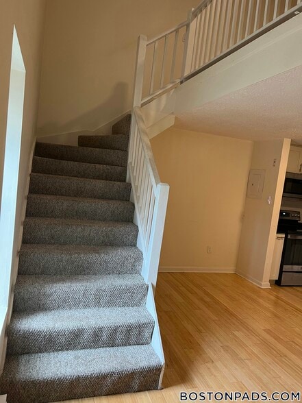 Building Photo - 357 Main St