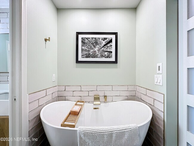 Building Photo - 2009 Seminole Rd