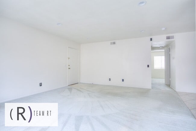 Building Photo - A Charming Condominium in a Quiet and Desi...